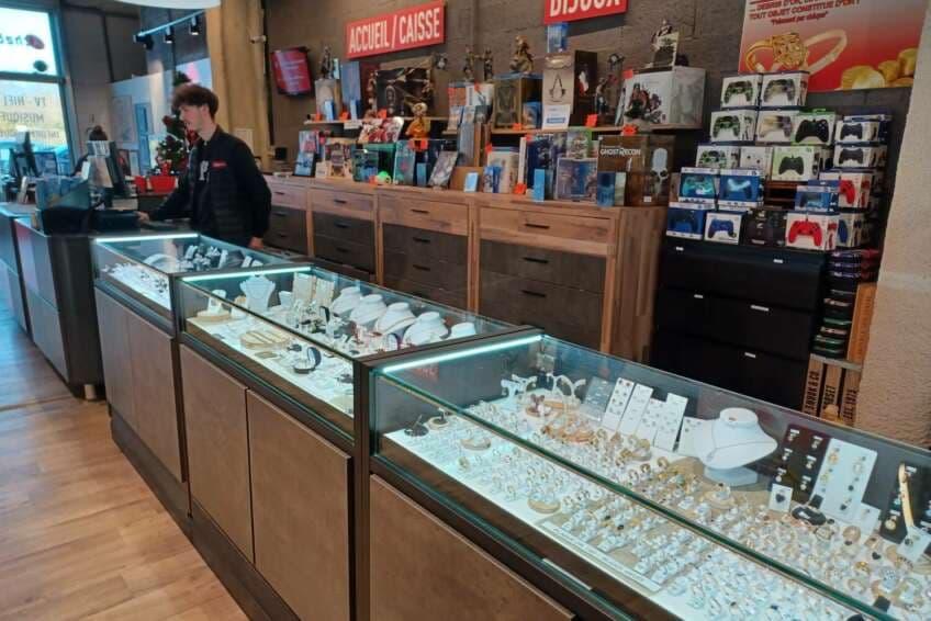 Intérieur du magasin Cash'n Troc à Lanester